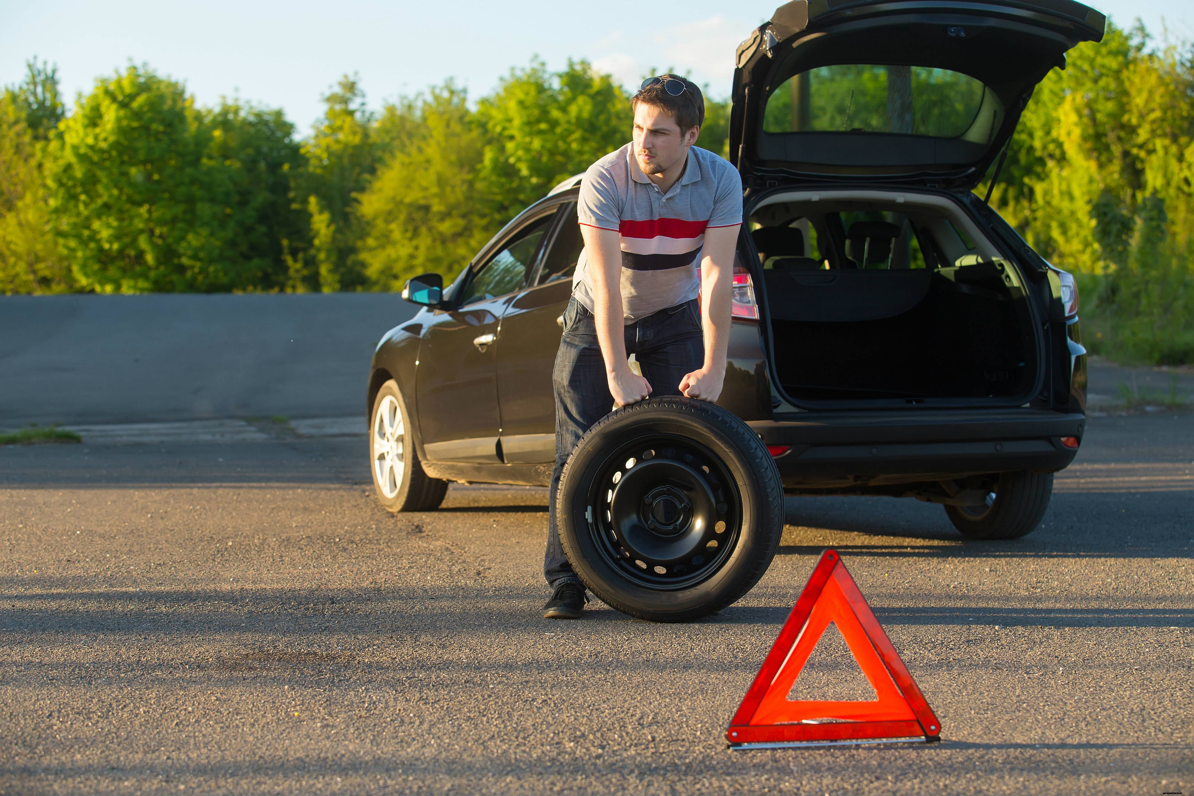 How to Make Sure You Are Well Prepared for a Flat Tyre While on the Road?