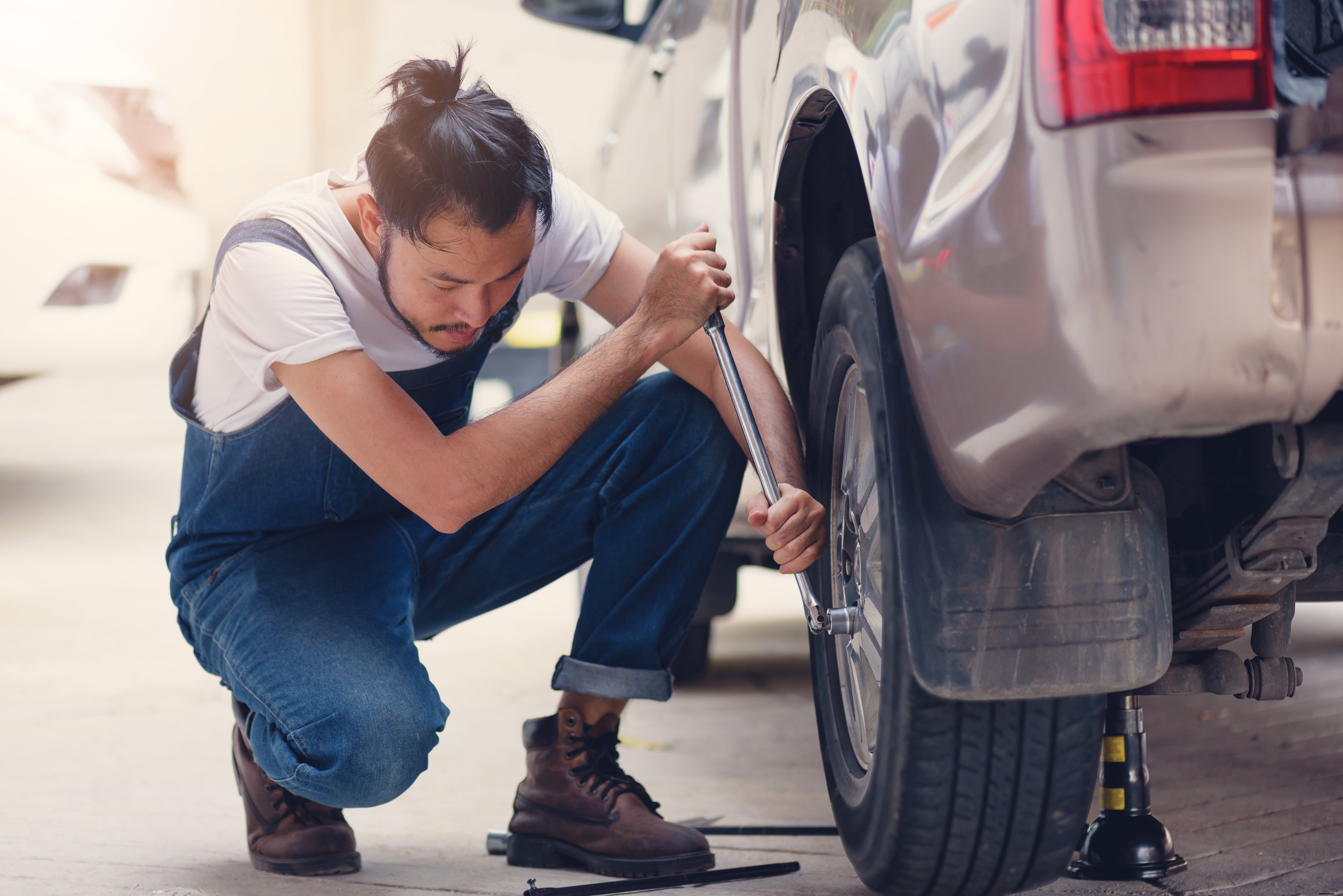 How to Make Sure You Are Well Prepared for a Flat Tyre While on the Road?