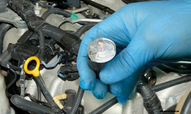 Noid Light – Learn how to test fuel injectors, using a noid light.