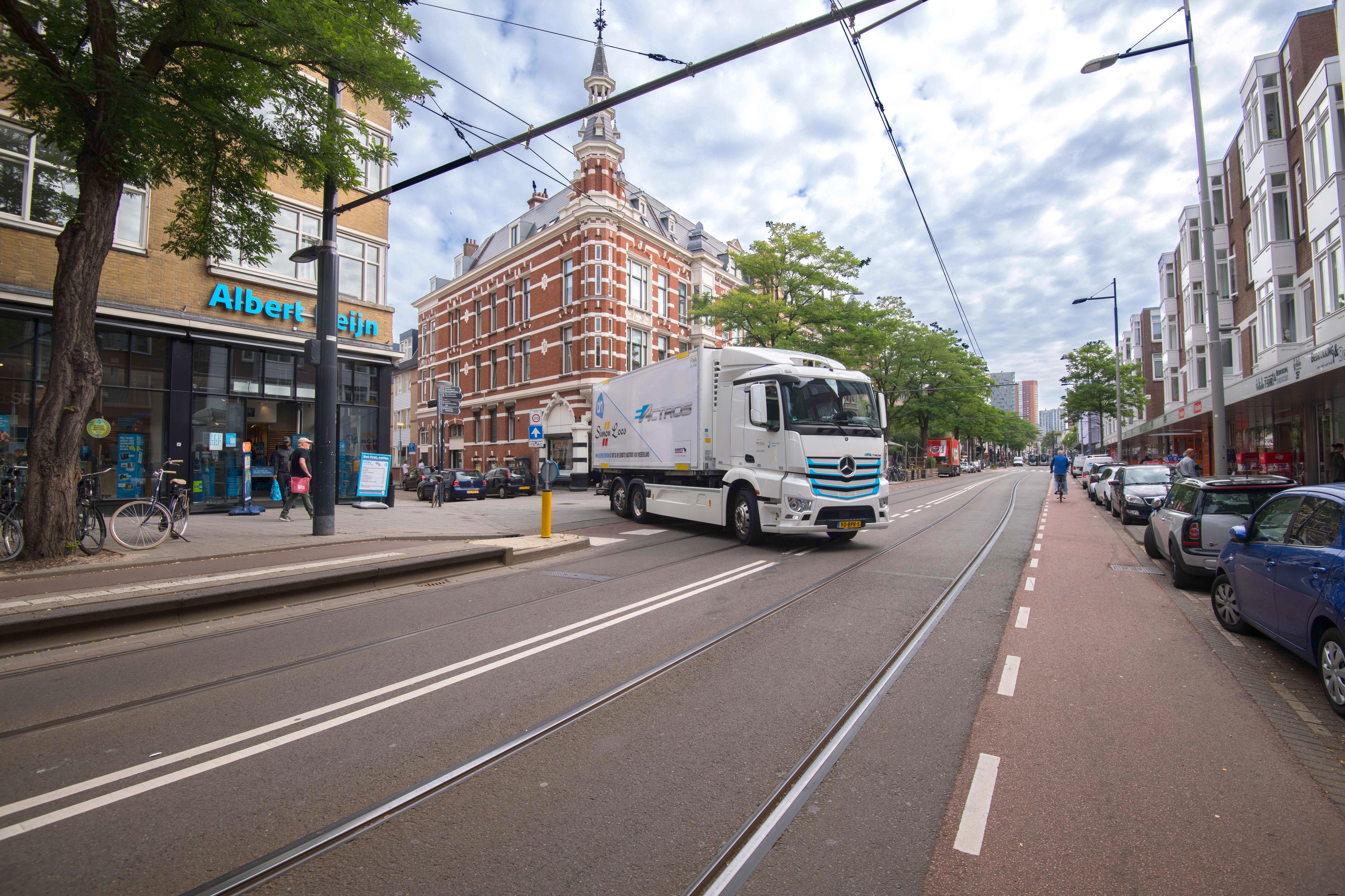 Starting Signal for Second Test Phase with further customers: Mercedes-Benz eActros electrifies Rotterdam and The Hague with Logistics Service Provider Simon Loos