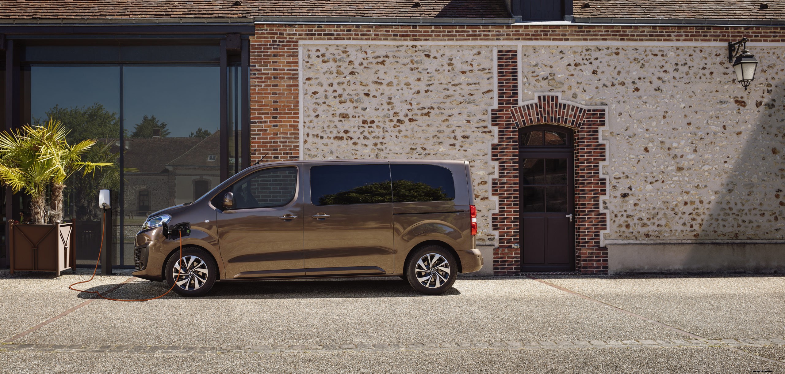 New Citroën ë-SpaceTourer MPV Opens for Orders in the UK