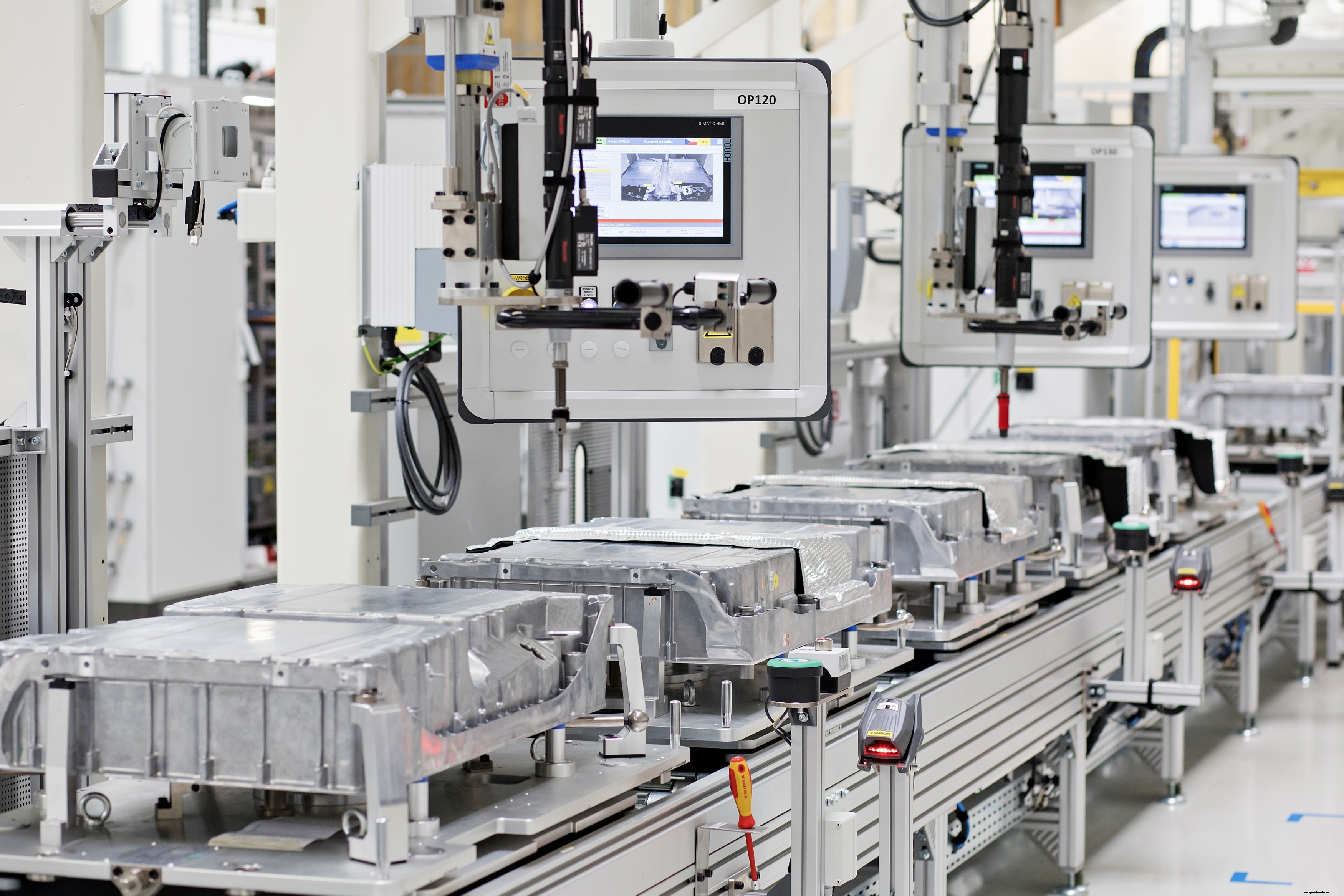 ŠKODA AUTO produces 100,000th Battery