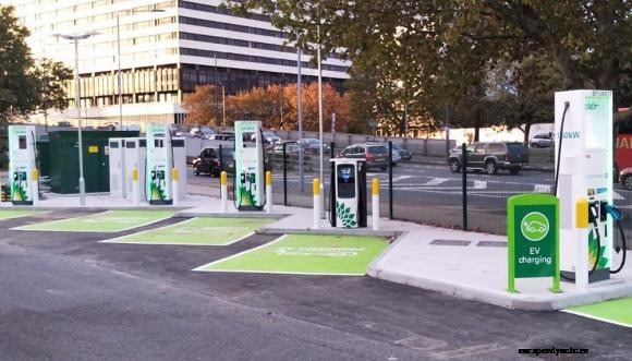 BP Chargemaster launches ultra rapid charging site