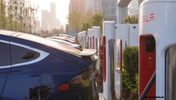 Tesla opens ten Supercharger locations for EV drivers in Holland