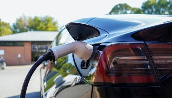 Leasing enquiries for pure-electric vehicles surge 87% in Q3