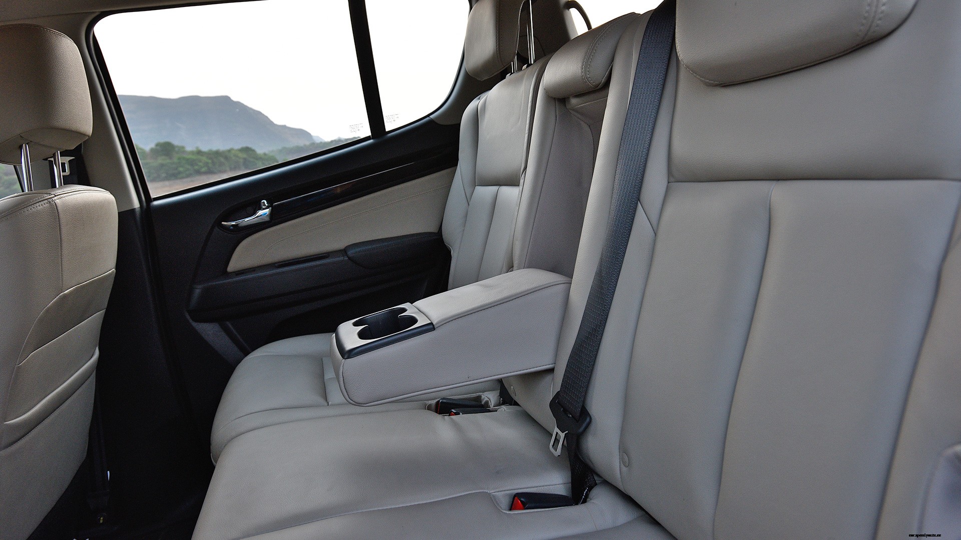 Isuzu MU-X 2017 4x4 Interior
