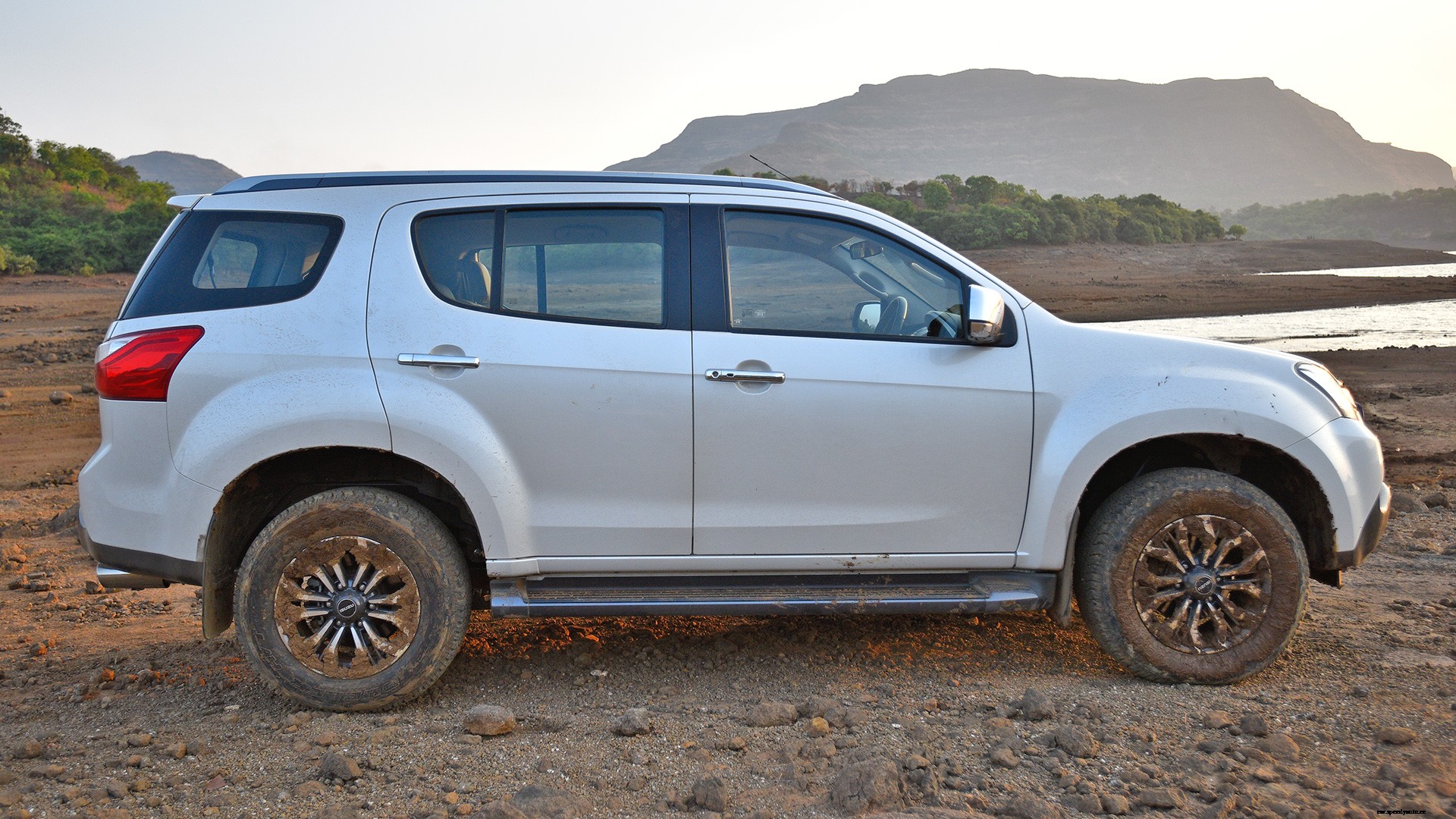 Isuzu MU-X 2017 4x4 Exterior