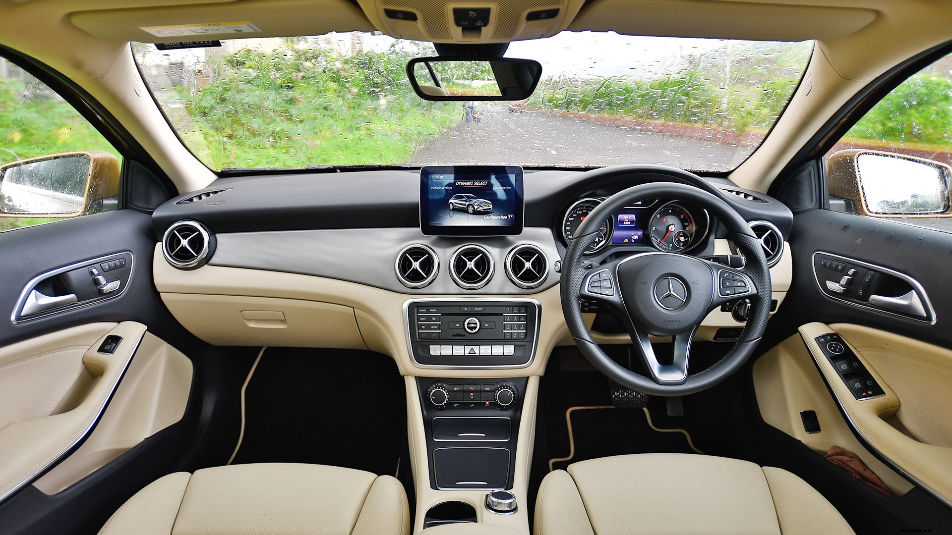 Mercedes Benz GLA 2017 220d 4Matic Interior