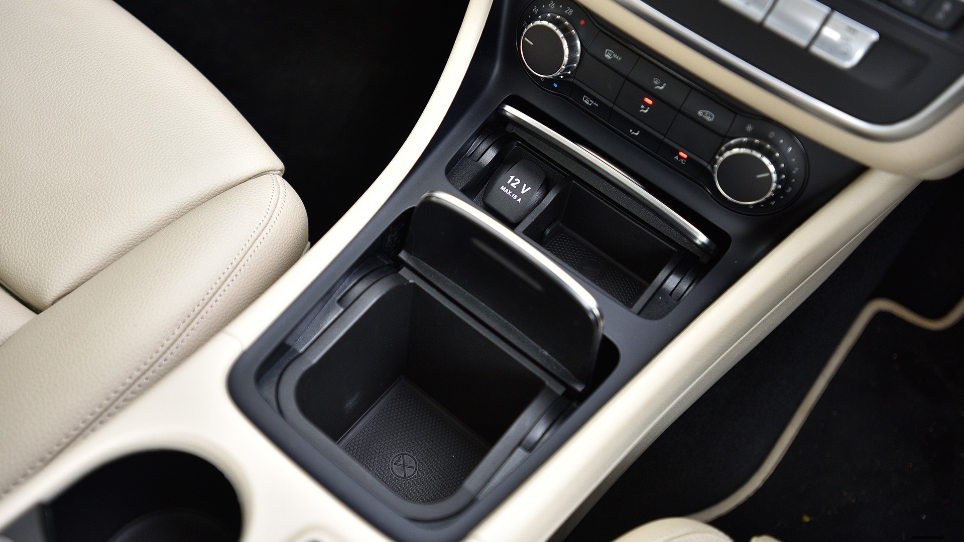 Mercedes Benz GLA 2017 220d 4Matic Interior