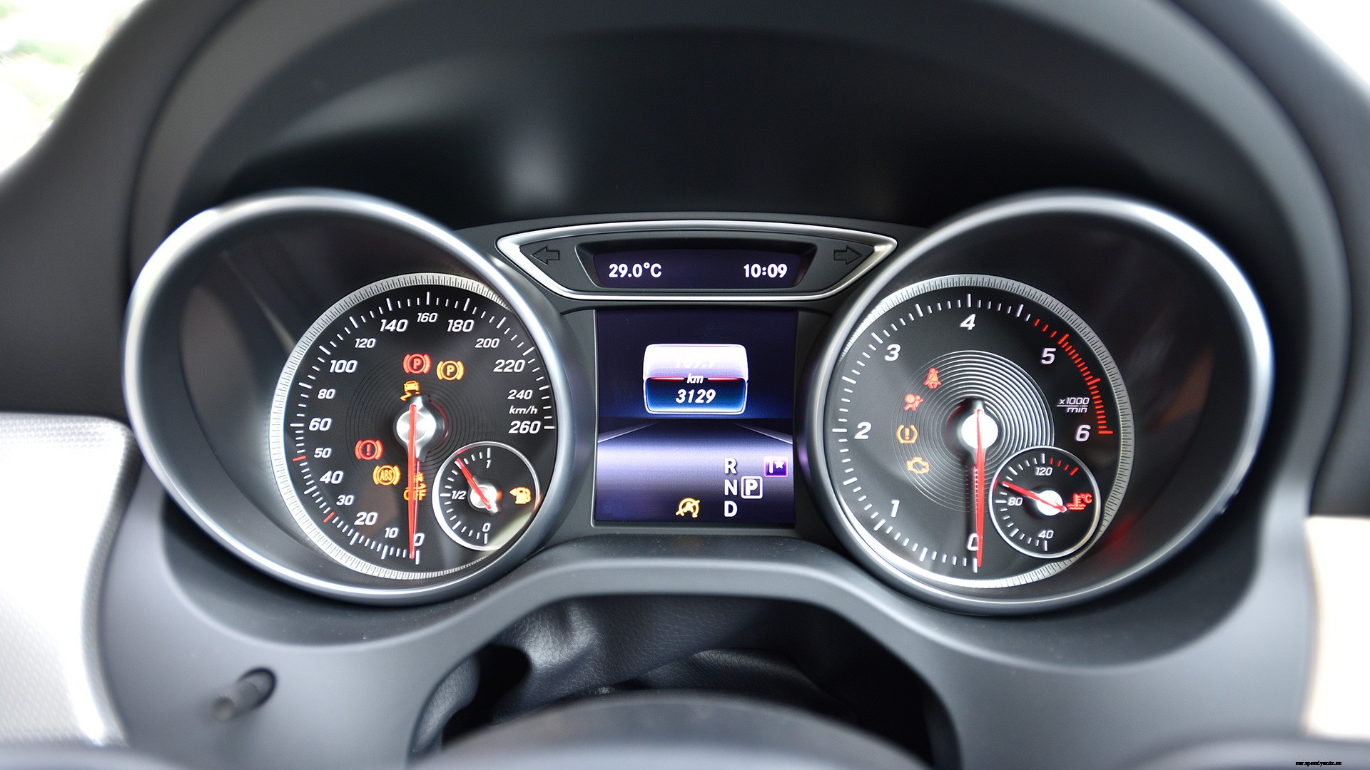 Mercedes Benz GLA 2017 220d 4Matic Interior