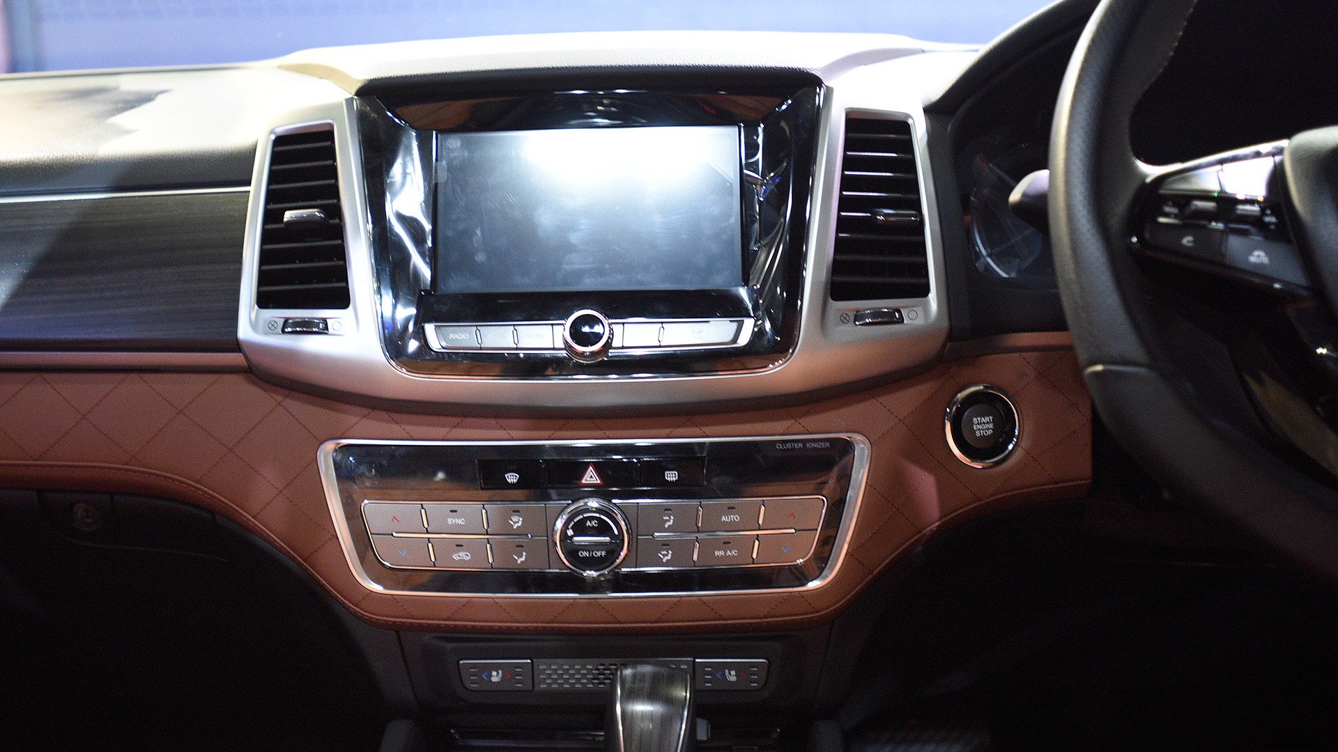 Mahindra Rexton G4 2018 STD  Exterior