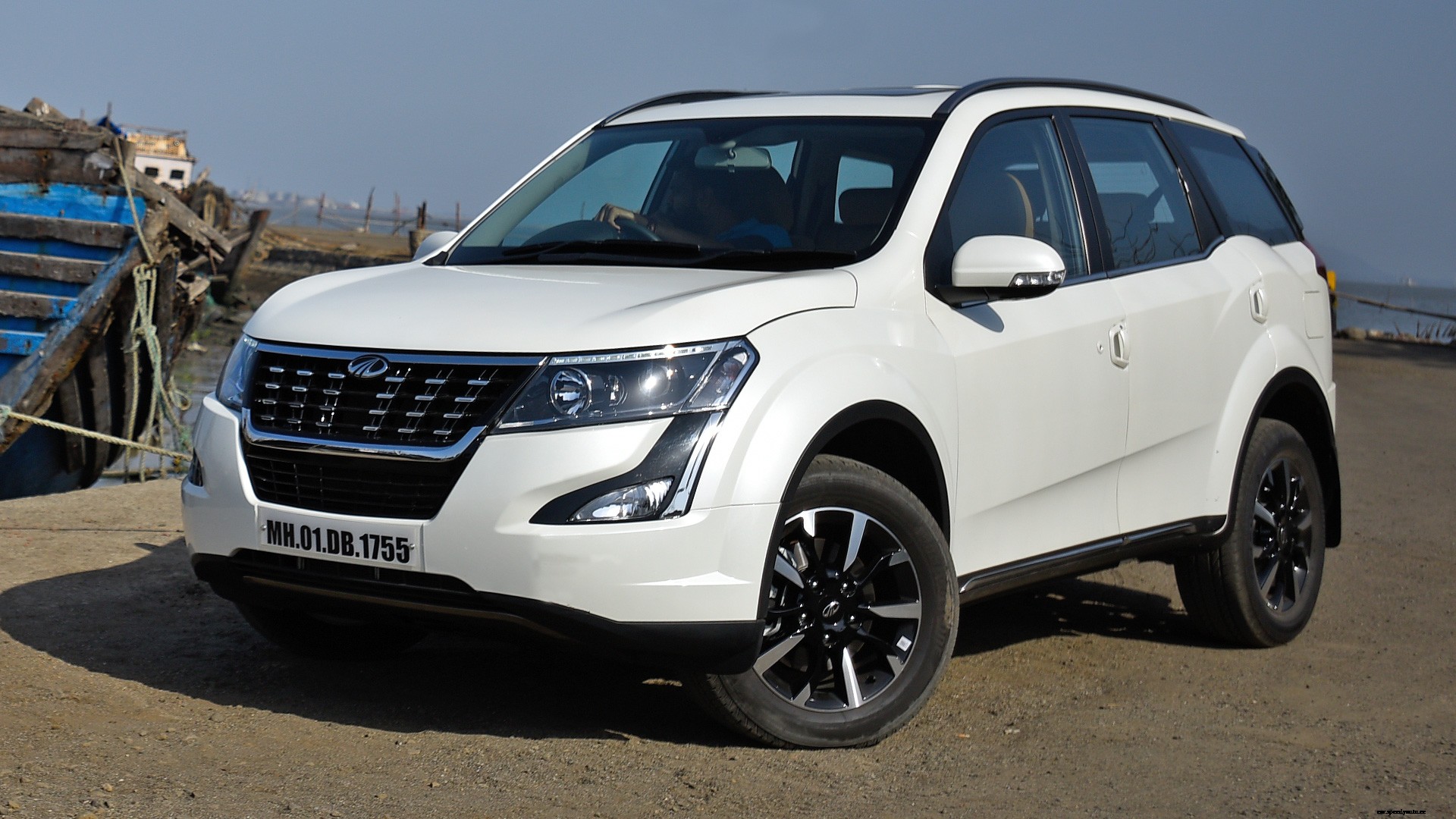 Mahindra XUV 500 2018 W9 AT Exterior