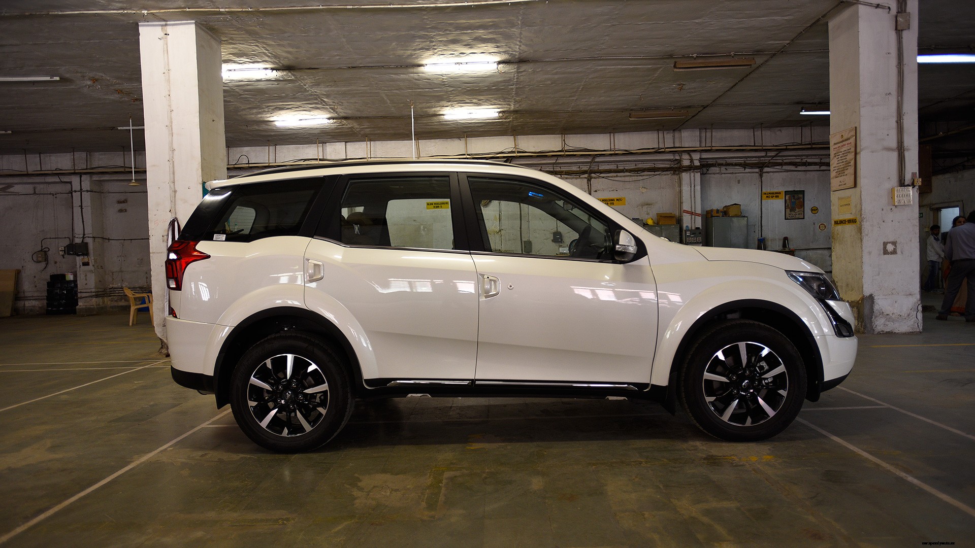 Mahindra XUV 500 2018 W9 AT Exterior