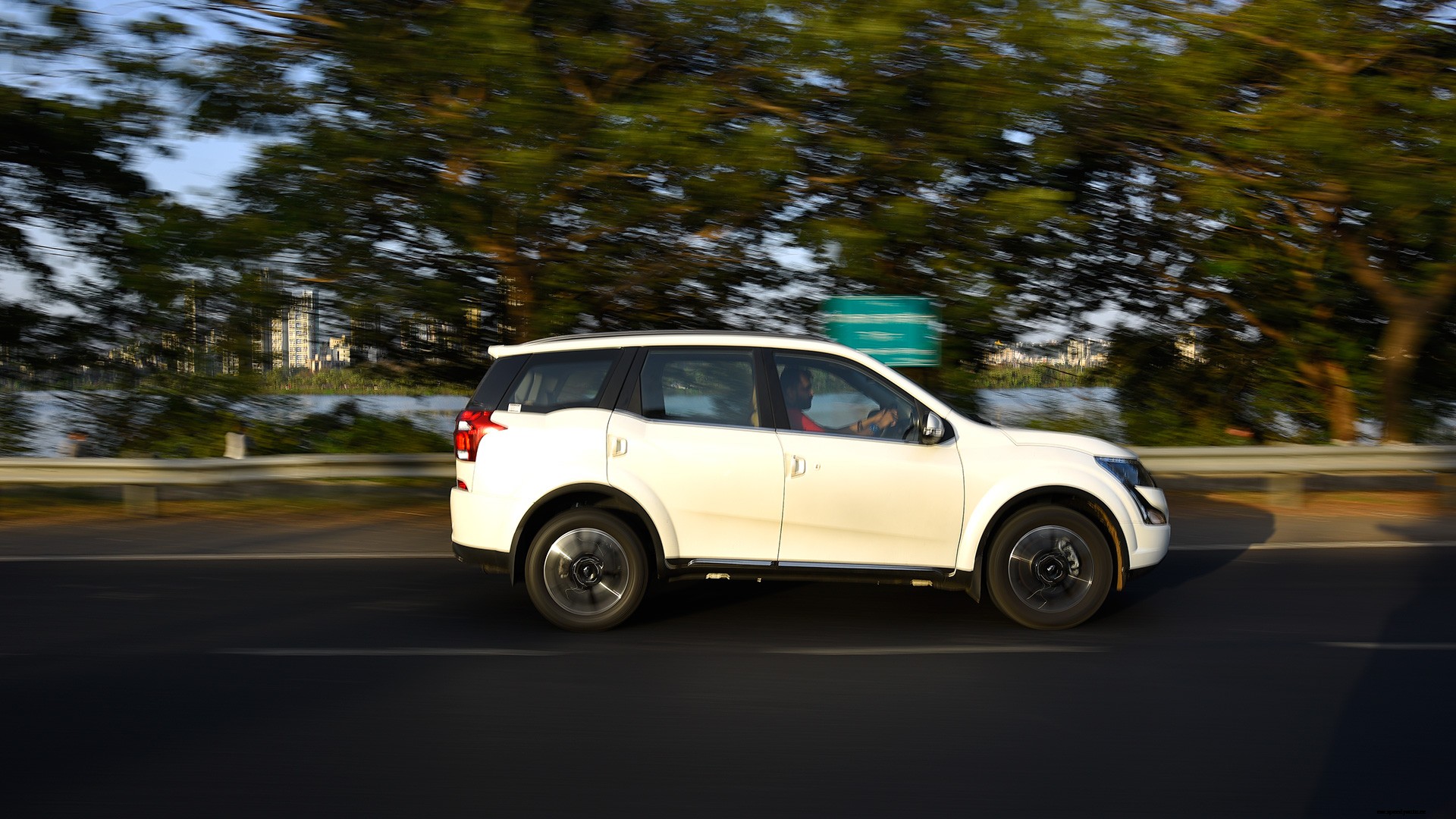 Mahindra XUV 500 2018 W9 AT Exterior