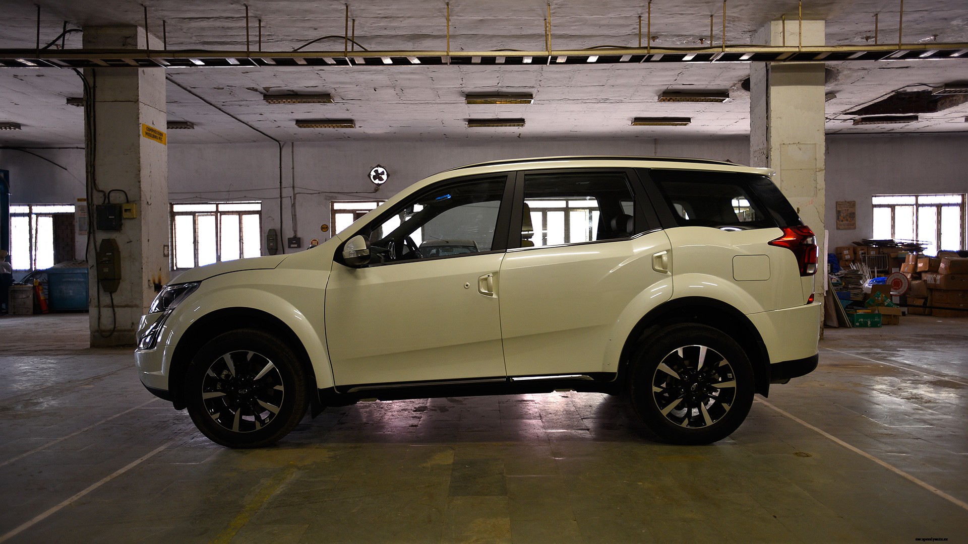 Mahindra XUV 500 2018 W9 AT Exterior