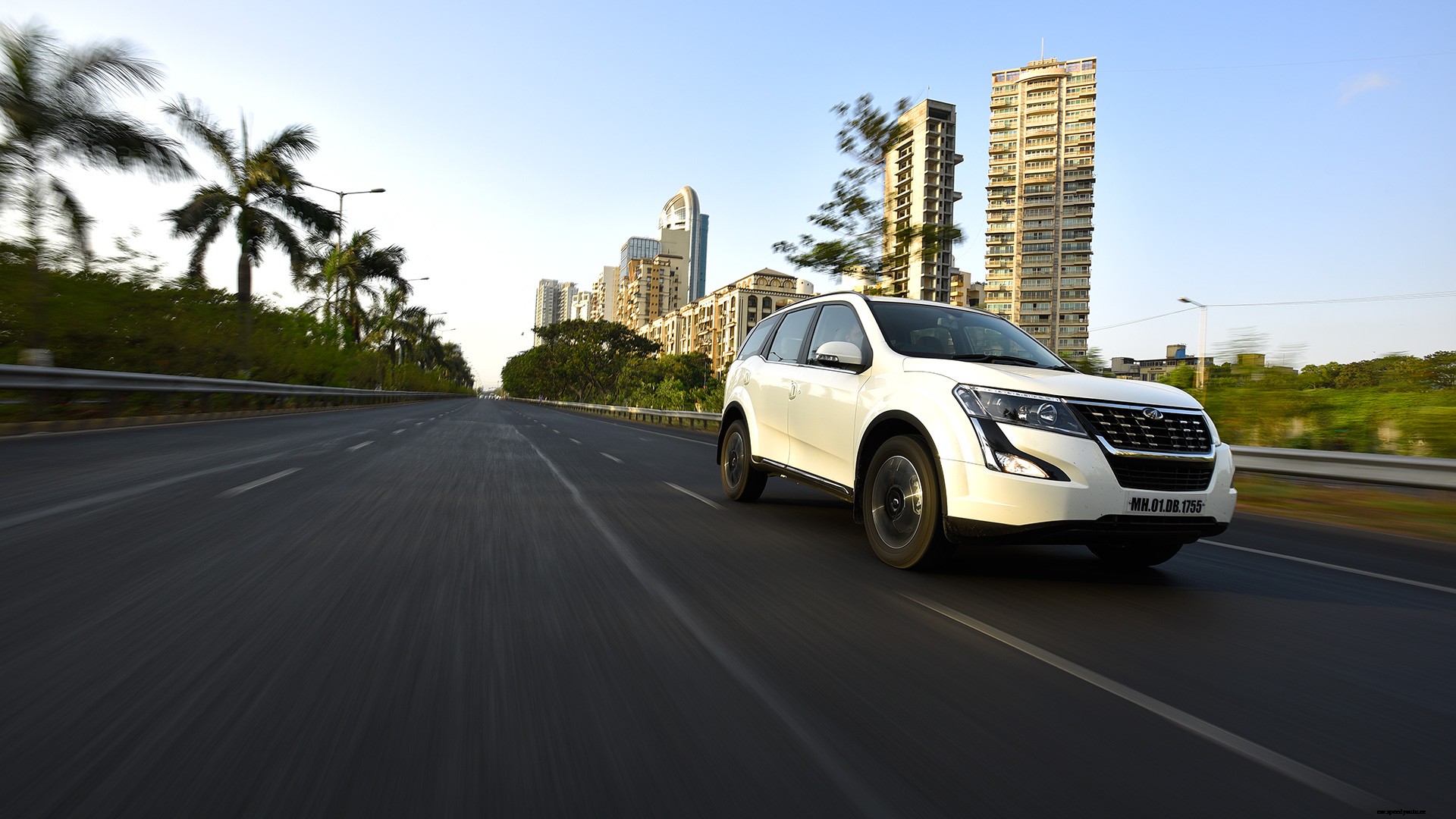 Mahindra XUV 500 2018 W9 AT Exterior