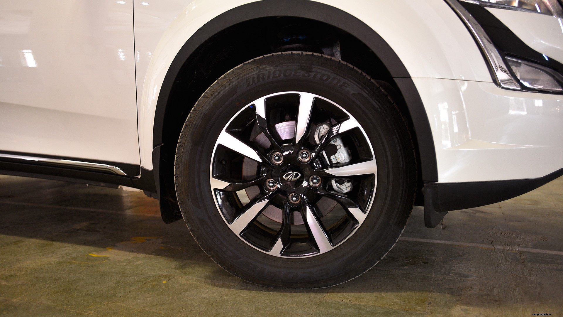 Mahindra XUV 500 2018 W9 AT Exterior