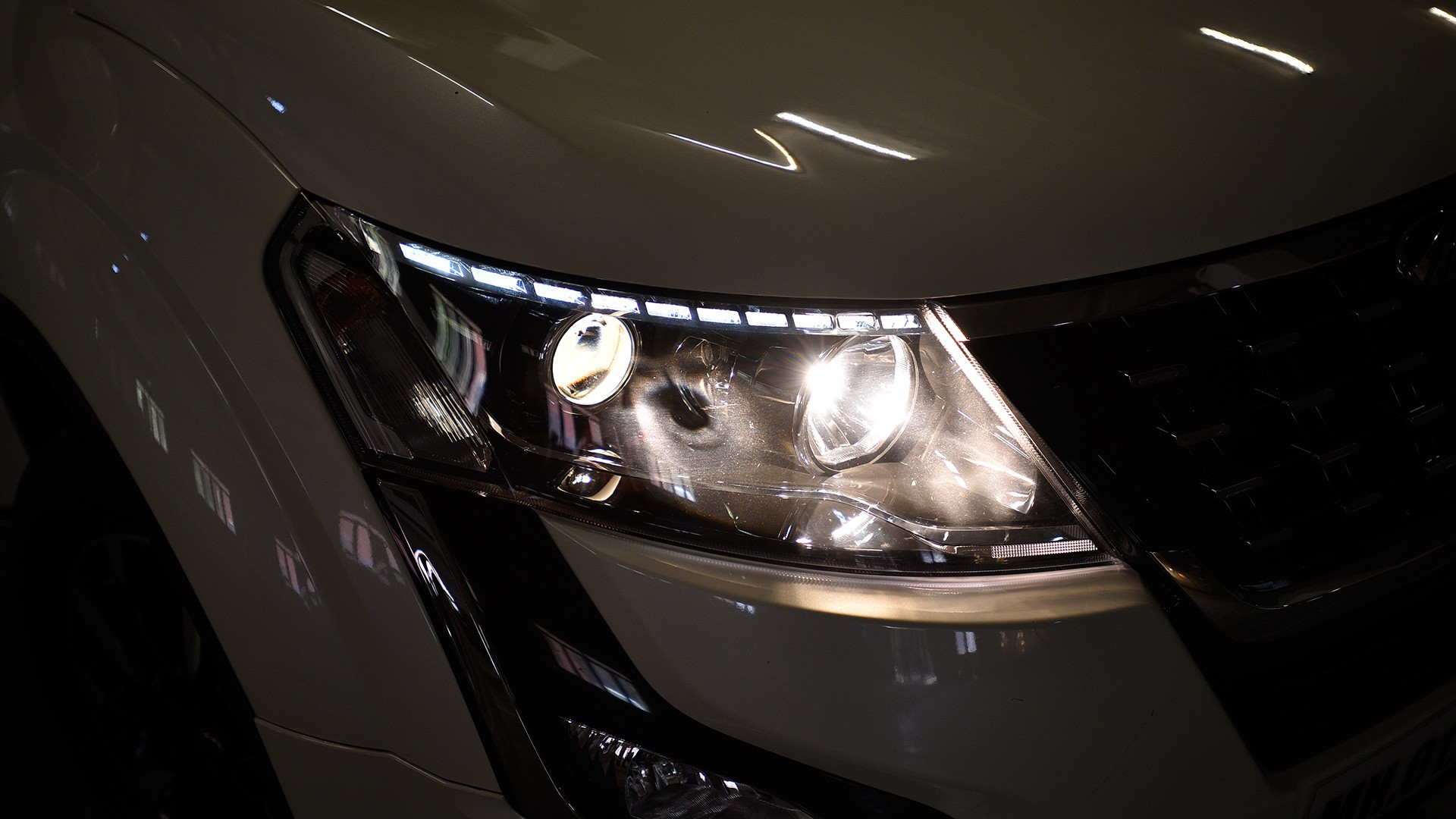 Mahindra XUV 500 2018 W9 AT Exterior