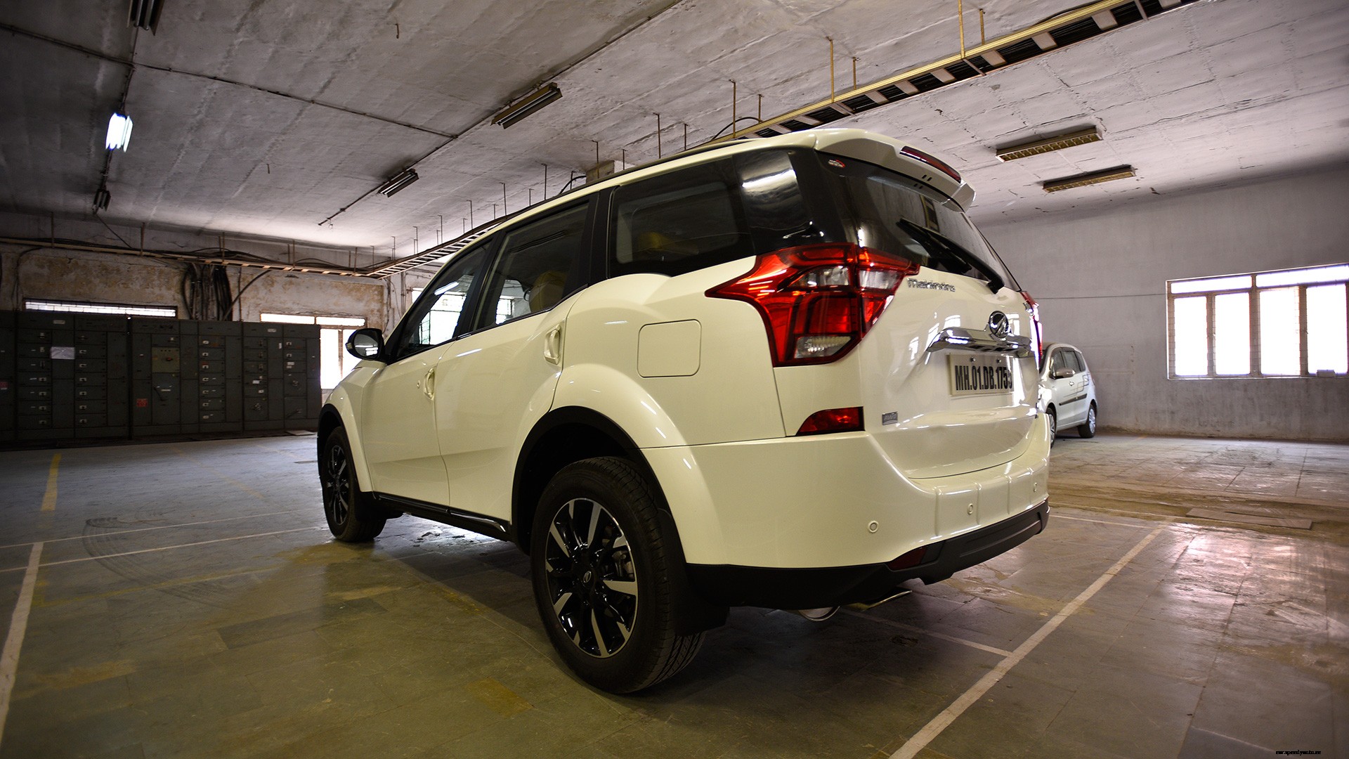 Mahindra XUV 500 2018 W9 AT Exterior