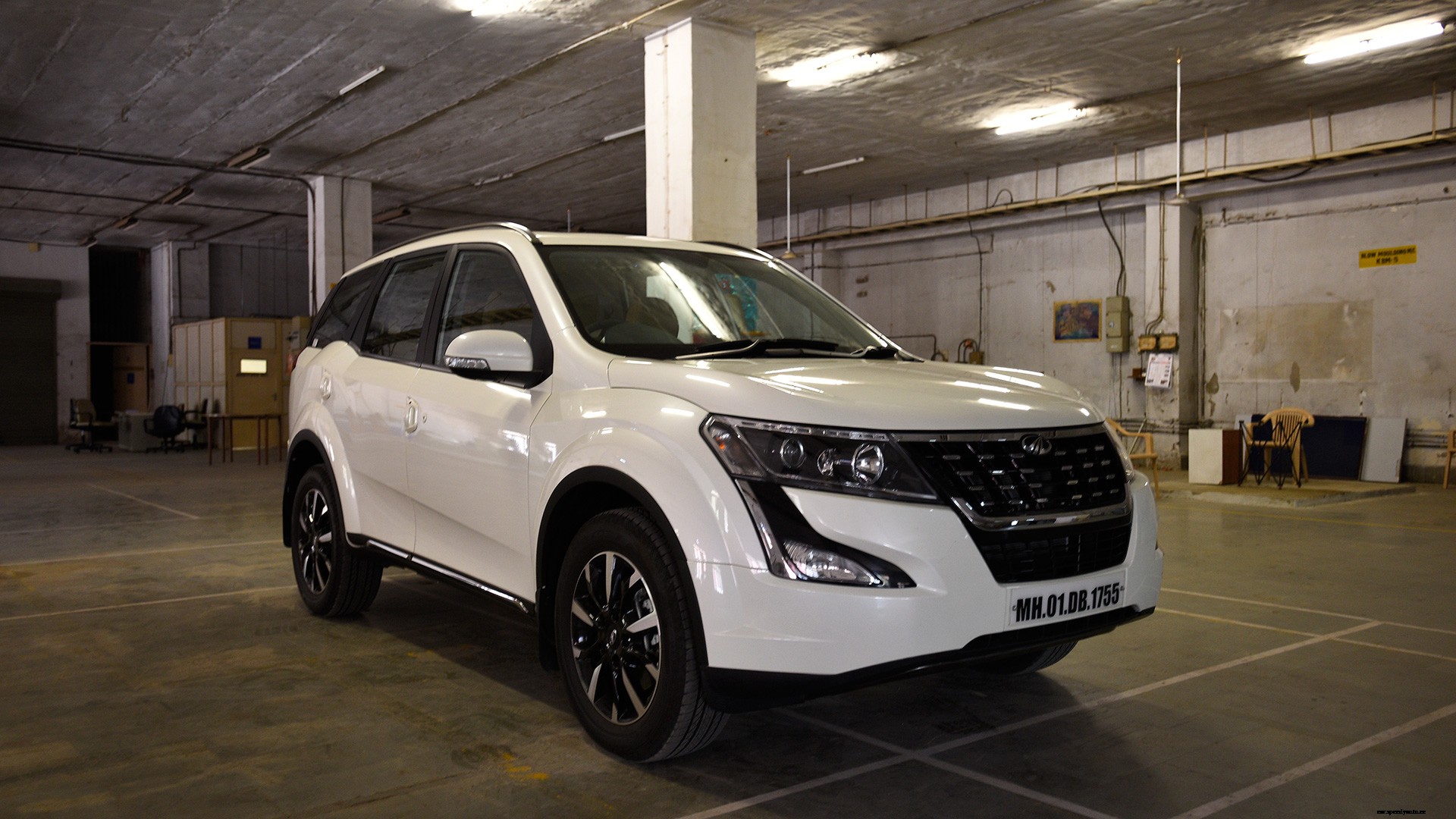 Mahindra XUV 500 2018 W9 AT Exterior