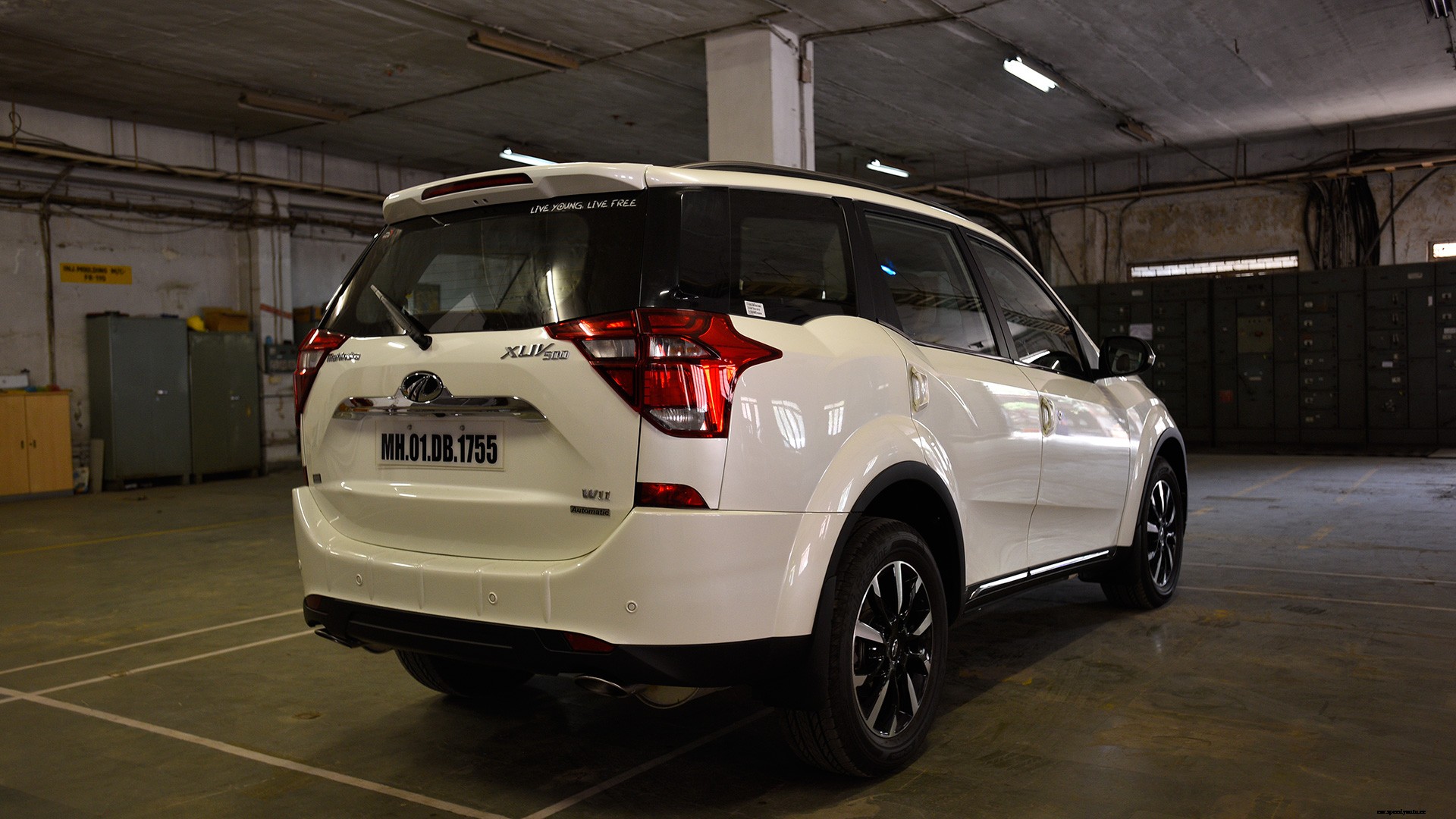 Mahindra XUV 500 2018 W9 AT Exterior