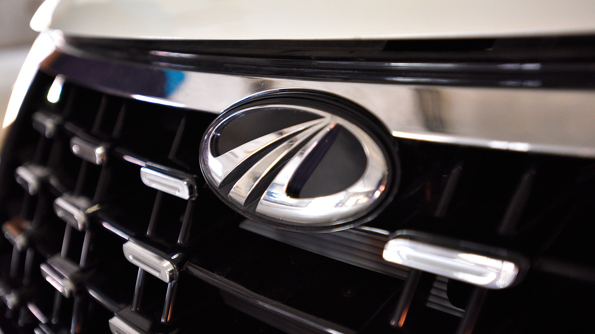 Mahindra XUV 500 2018 W9 AT Exterior