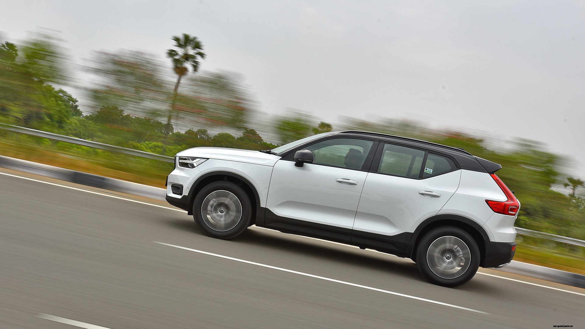 Volvo XC40 2018 D4 R Design Exterior