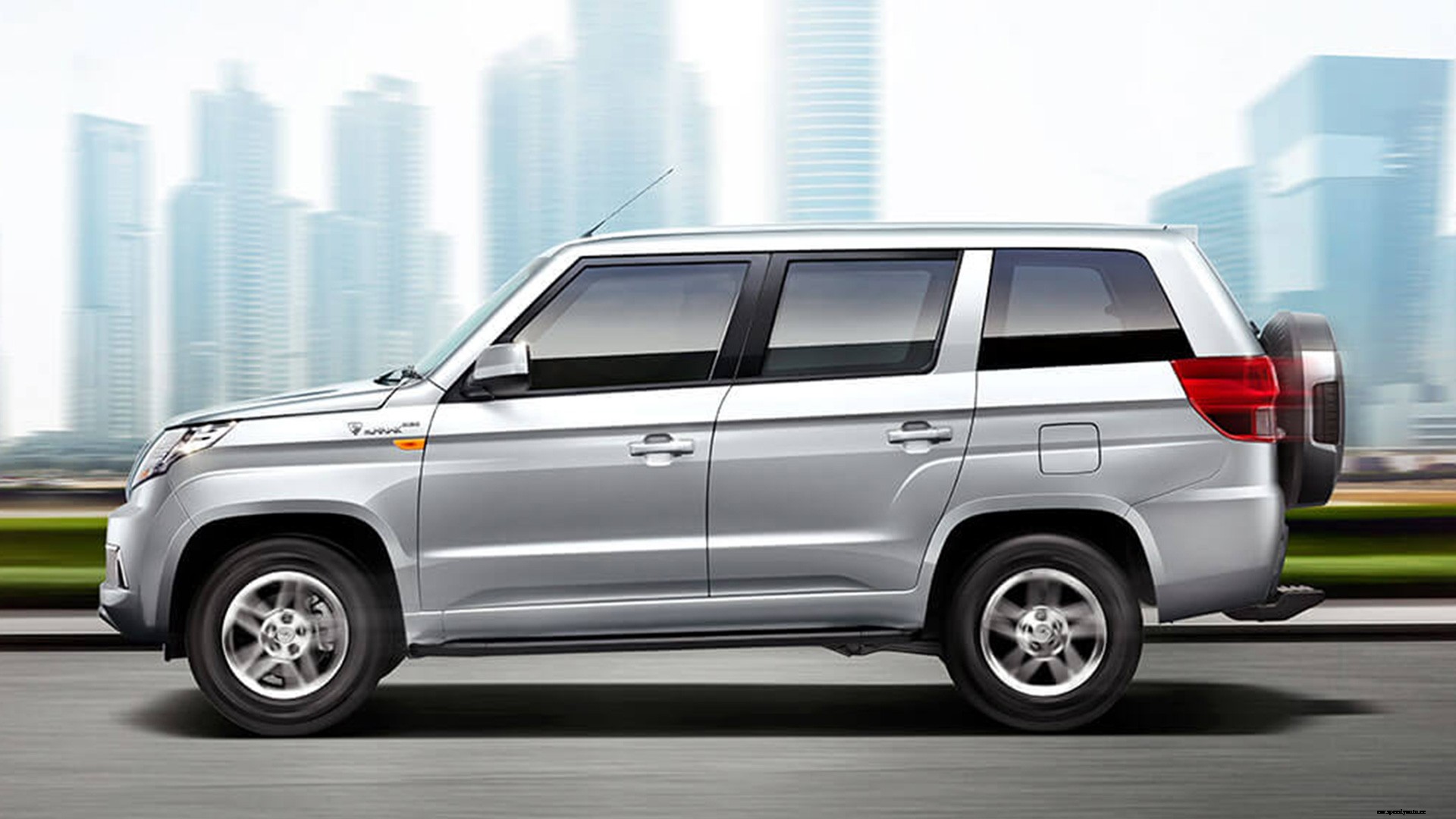 Mahindra TUV300 Plus 2018 P4 Exterior