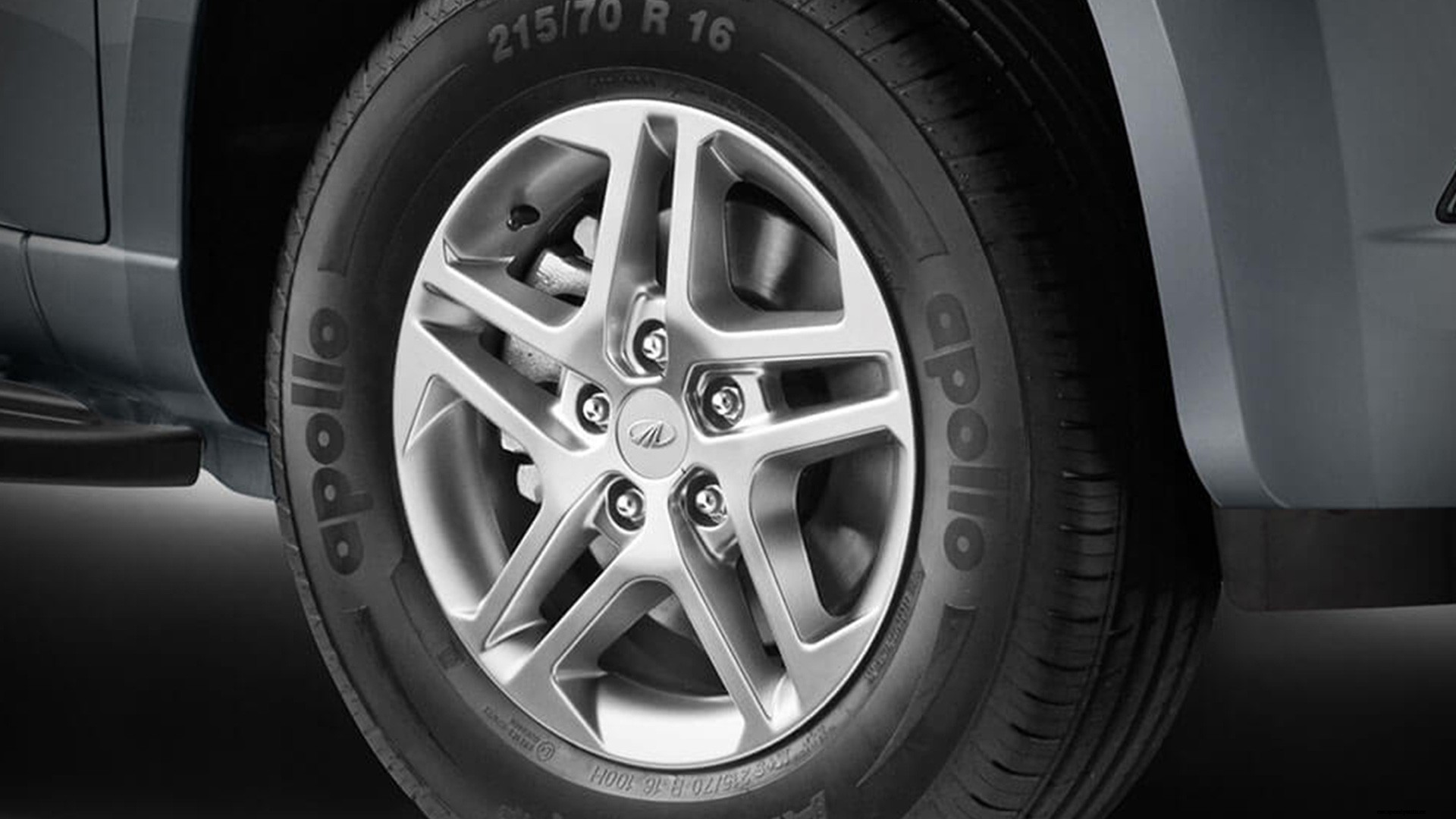 Mahindra TUV300 Plus 2018 P4 Exterior