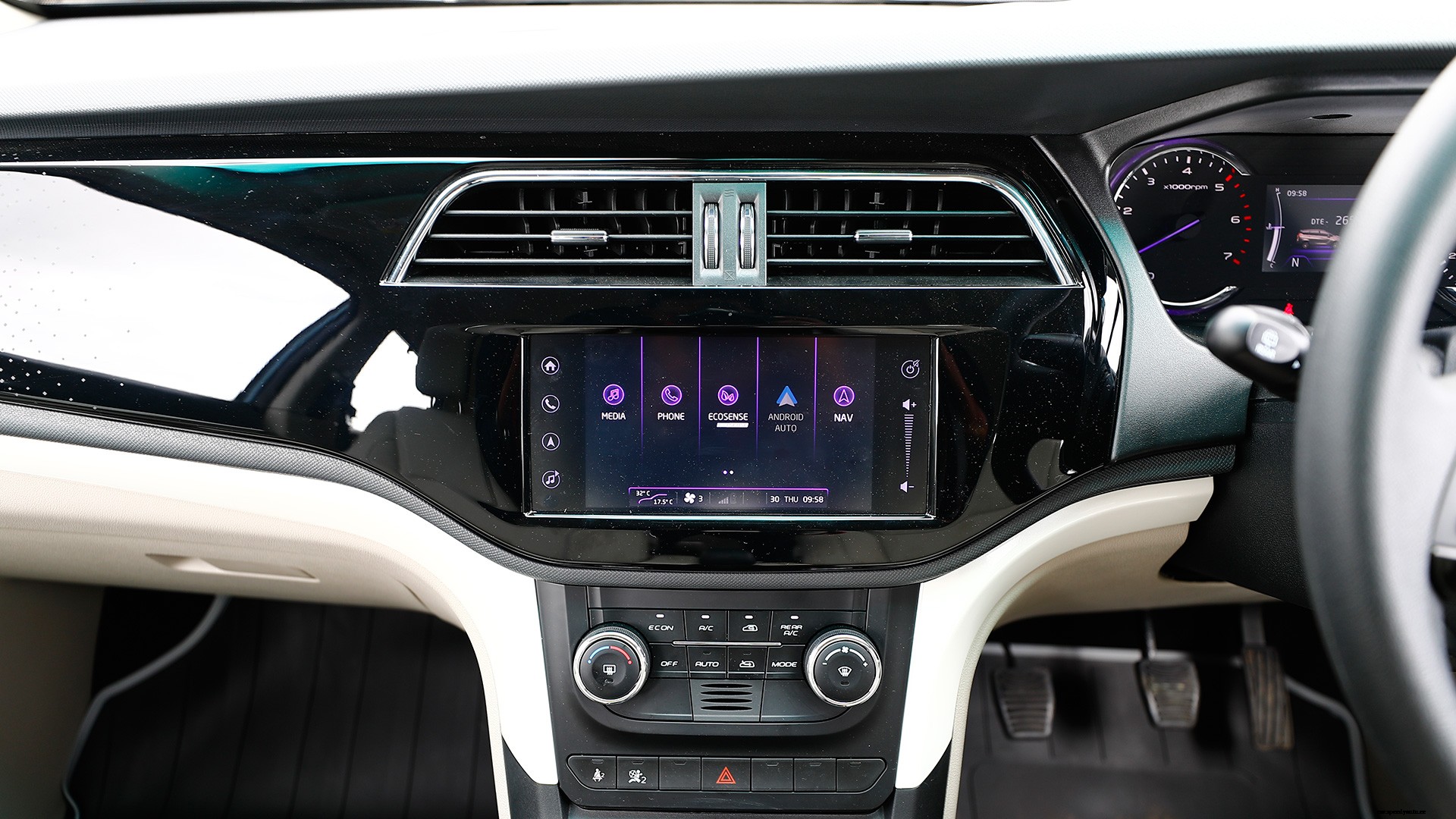Mahindra Marazzo 2018 M8 Interior
