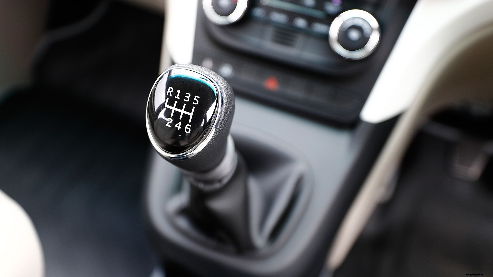 Mahindra Marazzo 2018 M8 Interior