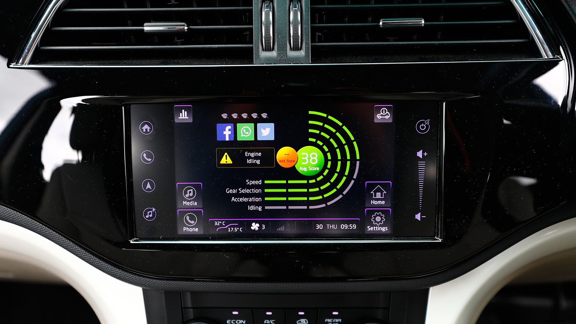 Mahindra Marazzo 2018 M8 Interior