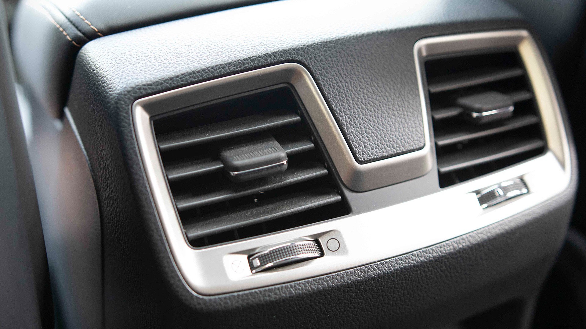 Mahindra Alturas G4 2019 2.2L Std Interior