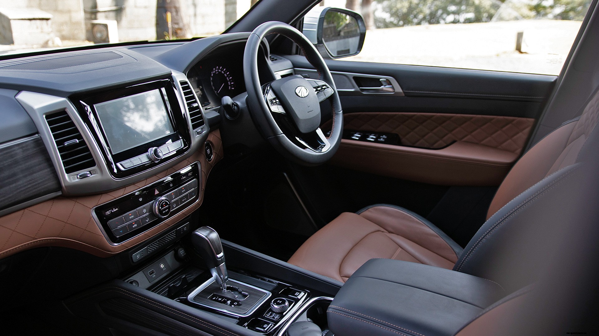 Mahindra Alturas G4 2019 2.2L Std Interior