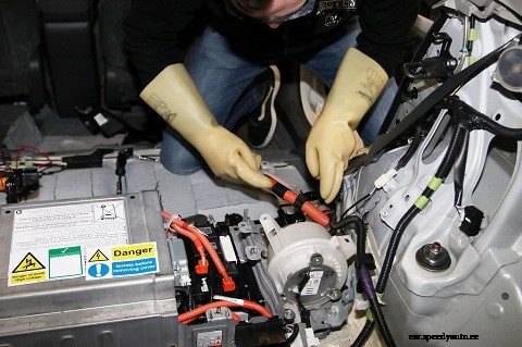 Servicing an electric, hybrid or plug-in hybrid vehicle