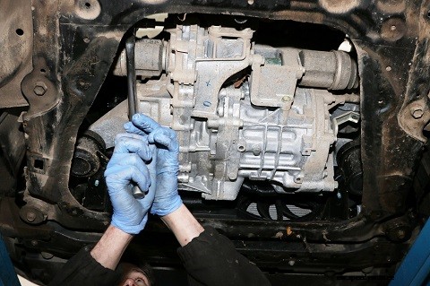 Servicing an electric, hybrid or plug-in hybrid vehicle