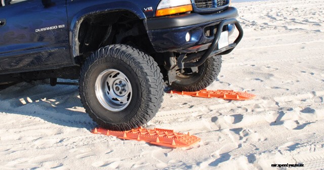 Winter Car Emergency Kit Checklist: The Ultimate Guide