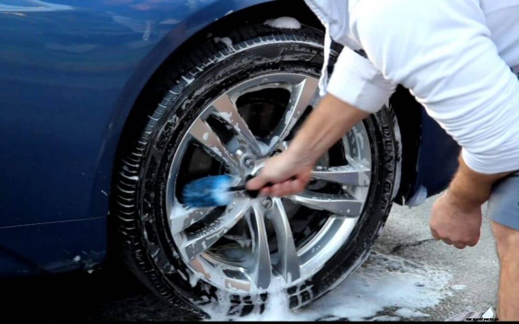 How To Clean Car Tires (3 Easy Steps)