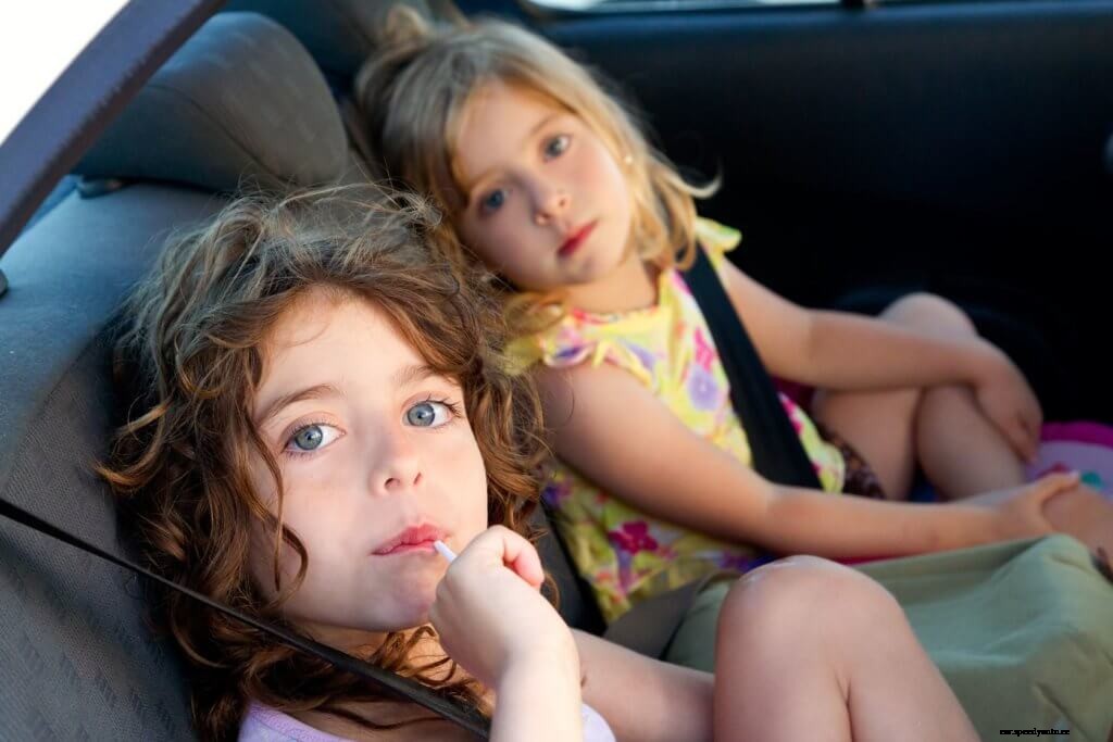 4 Safe Driving Habits to Teach Your Kids Now