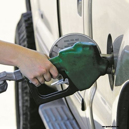 Is Topping Off Your Gas Tank Bad for the Environment?