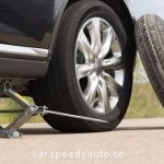 The Top 5 Winter Weather Roadside Emergency Essentials