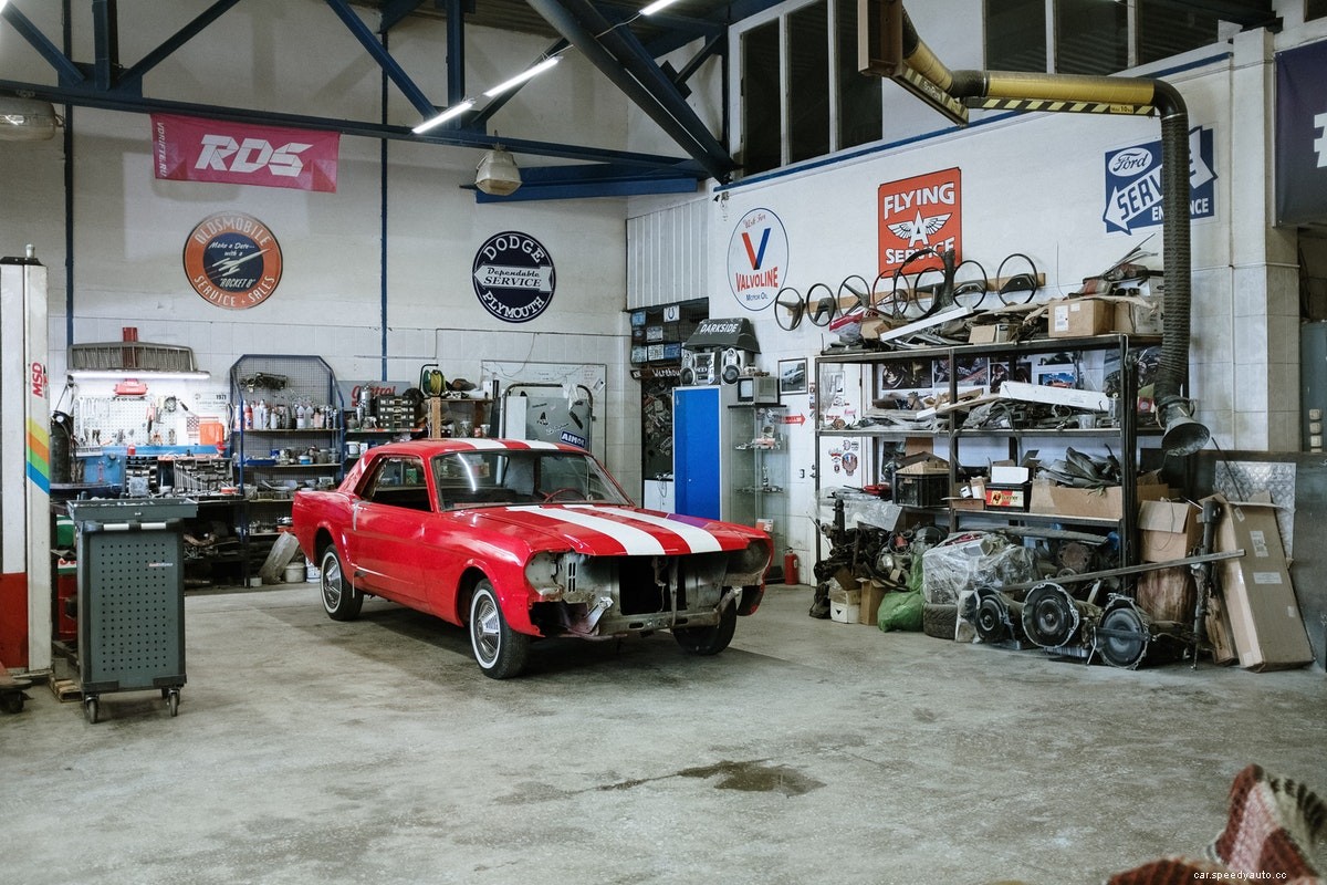 4 Garage Equipment Must-Haves for Car Restoration Beginners