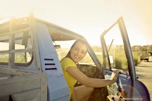 How to Lube Door Hinges on Your Car