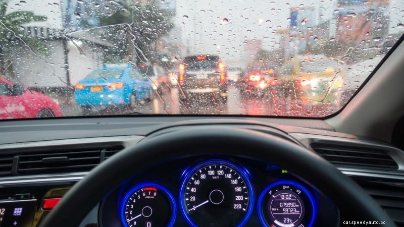 Windshield Leaks When It Rains – Causes and Fixes