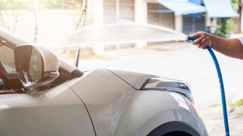 Windshield Leaks When It Rains – Causes and Fixes