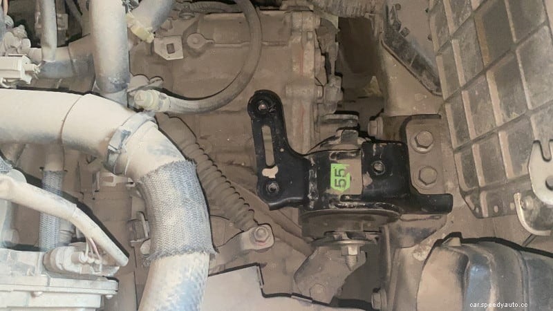 Symptoms of a Bad Transmission Mount: All That You Need to Know
