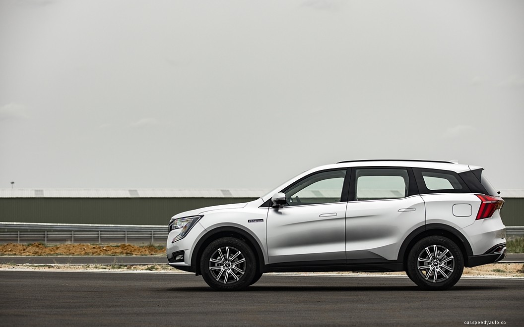 Mahindra XUV700  Images
