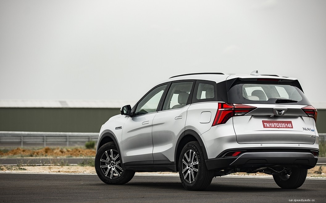 Mahindra XUV700  Images