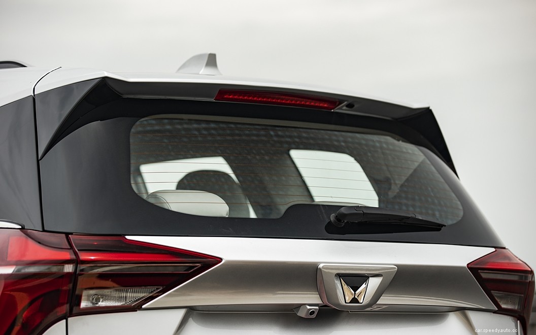 Mahindra XUV700  Images