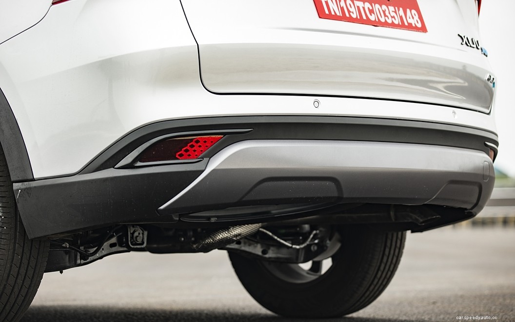 Mahindra XUV700  Images